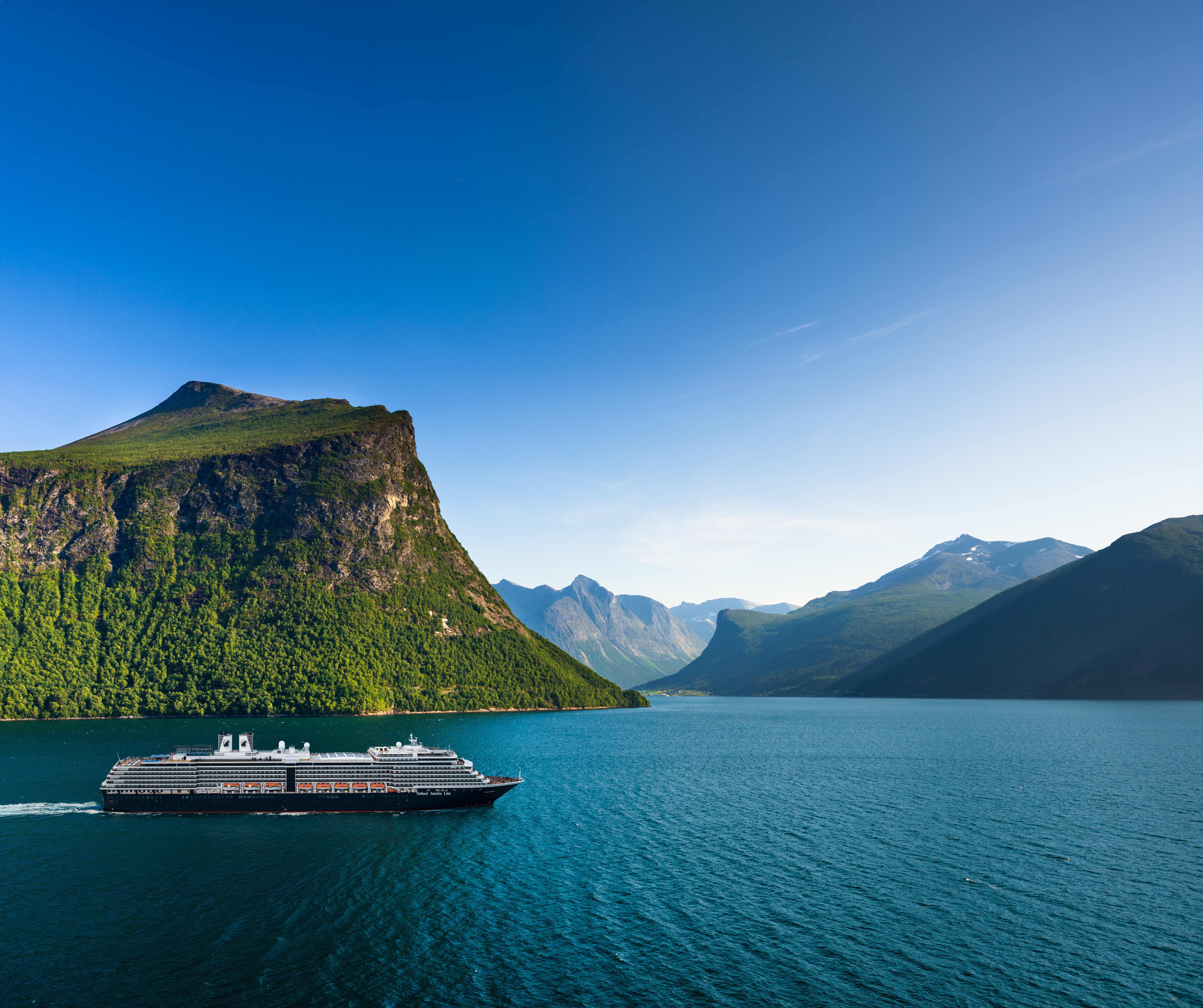 Holland America Line cruiseschip in een Noorse fjord